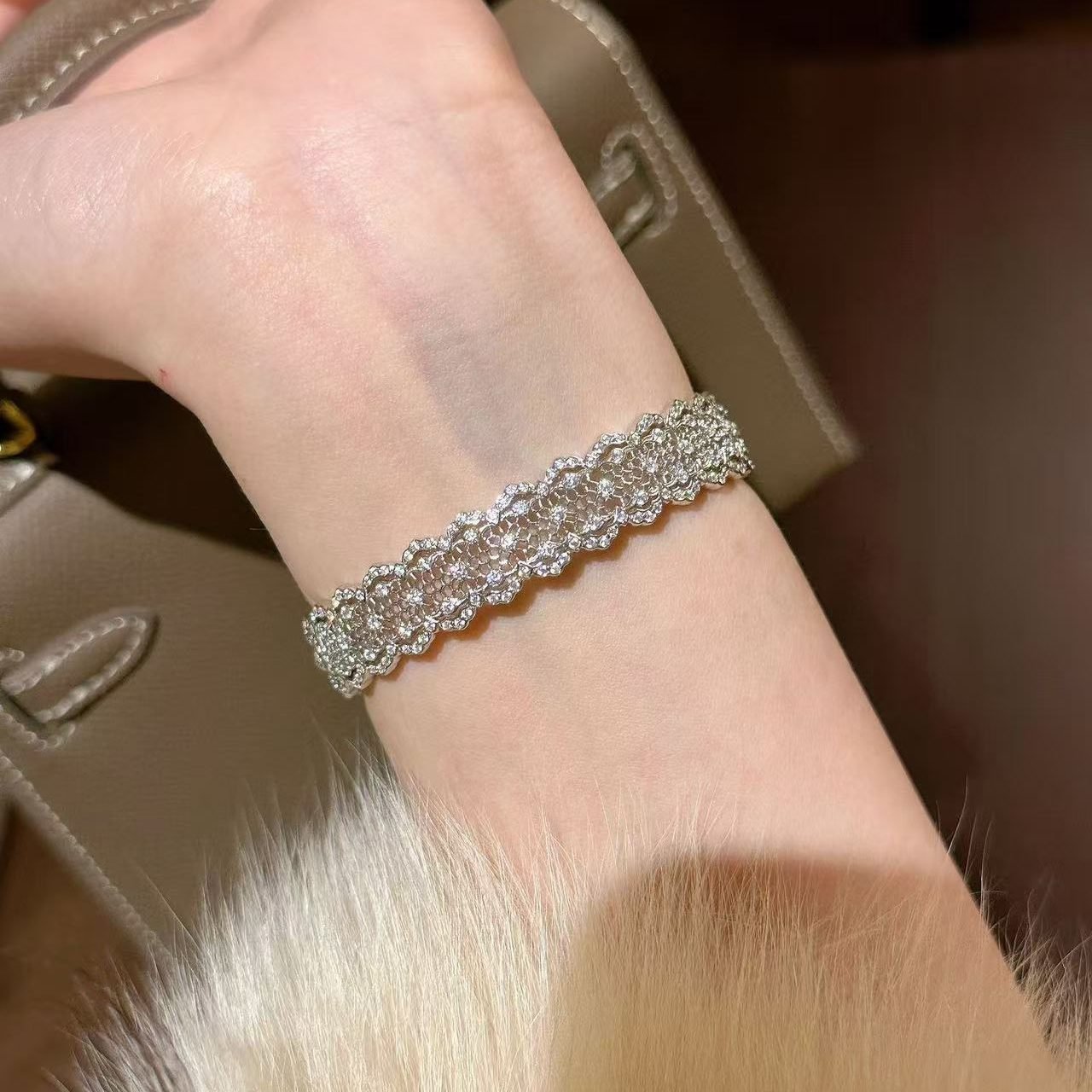 Close-up of SIGLO S925 sterling silver bracelet on wrist