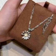 Polished S925 silver daisy necklace with dimensional petals