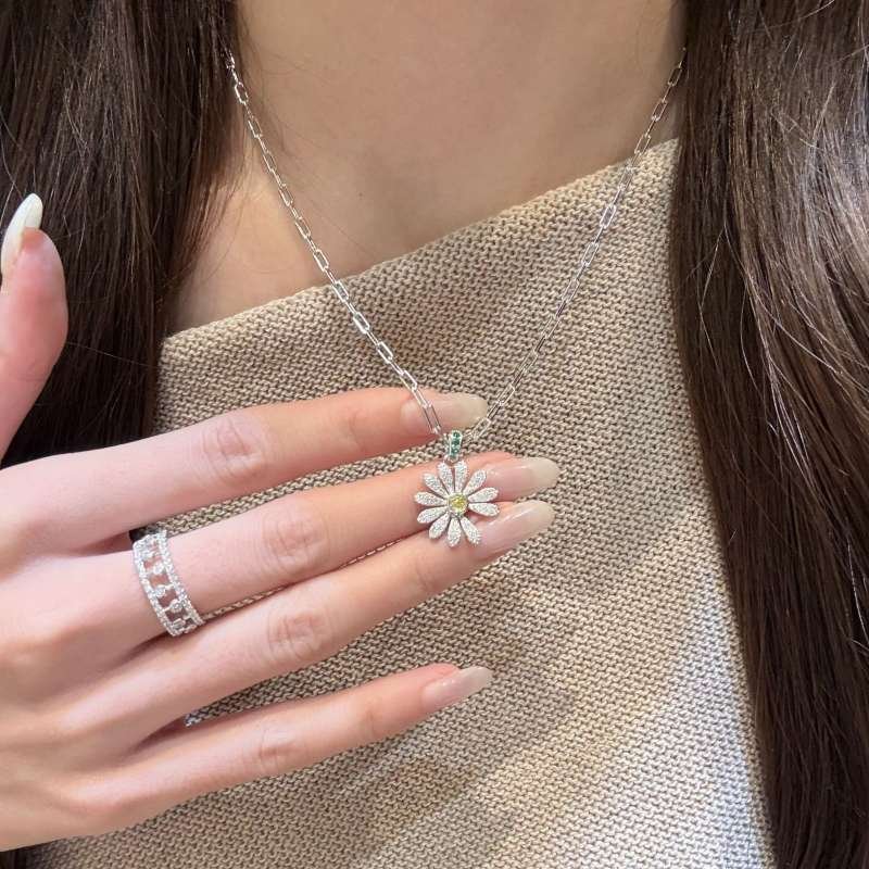 Model wearing an adjustable S925 Daisy Flower Necklace