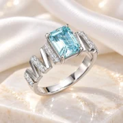 Four-prong setting and angular zigzag band of the SIGLO light blue ring